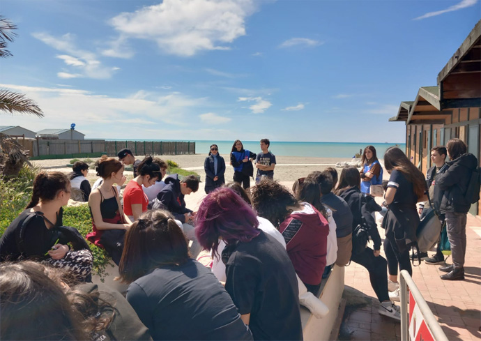 Ostia, "La Spiaggetta" invasa di rifiuti del weekend ripulita dagli studenti del progetto Retake Scuole (VIDEO) 2