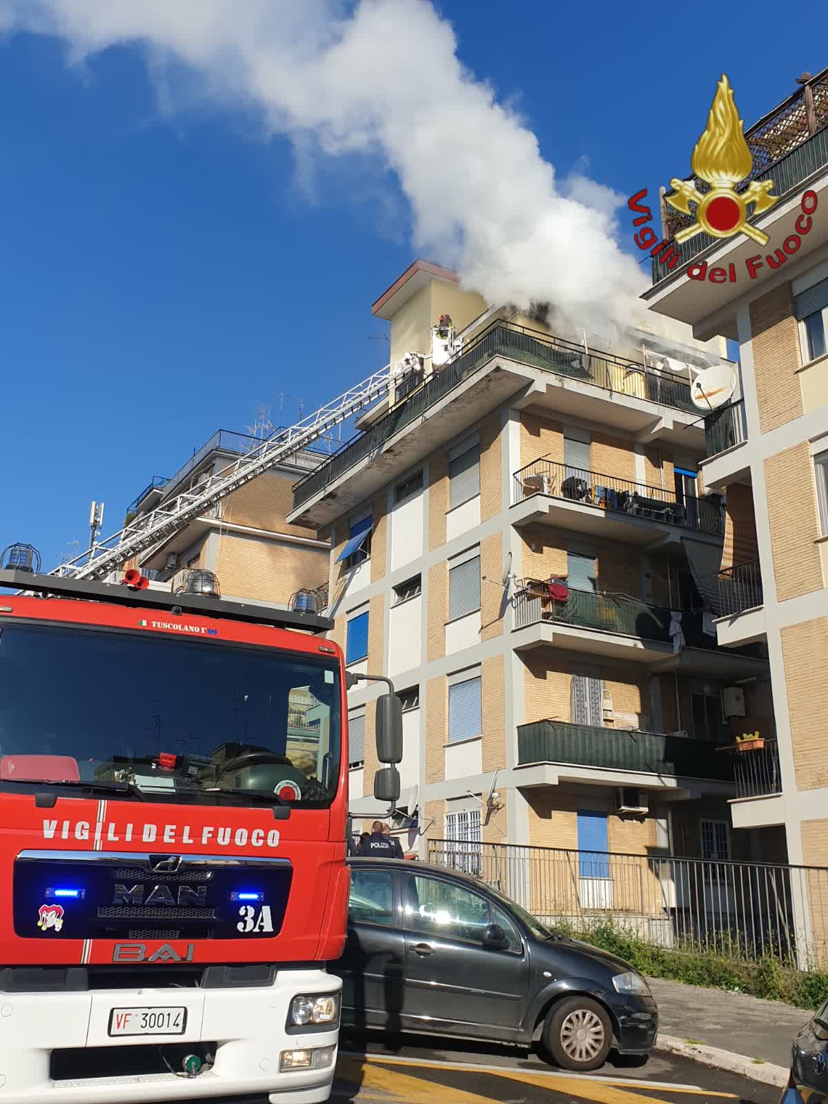 Roma, in fiamme un appartamento: inquilini evacuati con l'autoscala 1