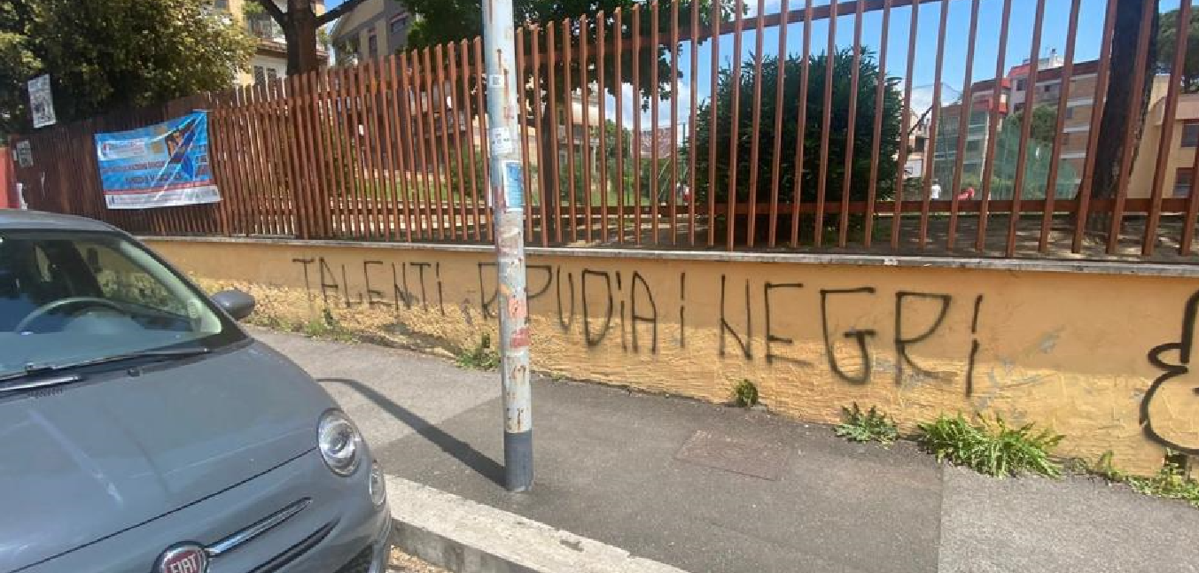 Roma, "Heil Hitler" e "Talenti ripudia i negri": scritte xenofobe e filonaziste davanti al liceo 1
