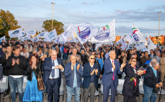 Fiumicino, piazza gremite per i due candidati sindaco Ezio Di Genesio Pagliuca e Mario Baccini 1