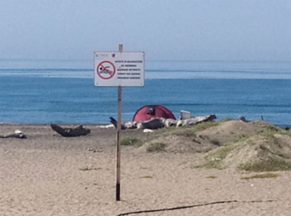 Lungomare occupato dagli sbandati: tornano gli accampamenti sulla spiaggia libera 2