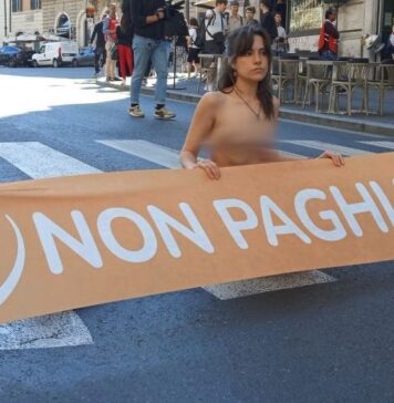 attiviste nude tritone roma