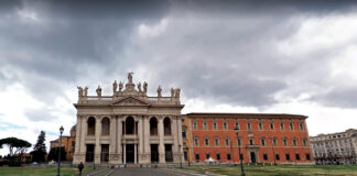Tutti i divieti e le deviazioni d'urgenza che rivoluzionano la viabilità intorno a San Giovanni in Laterano fino a questa notte