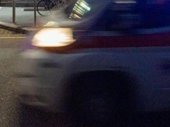 Rissa fuori da discoteca a Montesarchio, gli sfondano il cranio con mazza da baseball: 17enne in coma