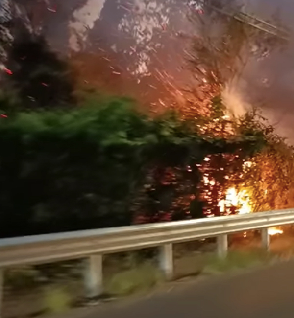 Incendio ai bordi del cavalcavia: corsa contro il tempo per domare le fiamme (VIDEO) 1