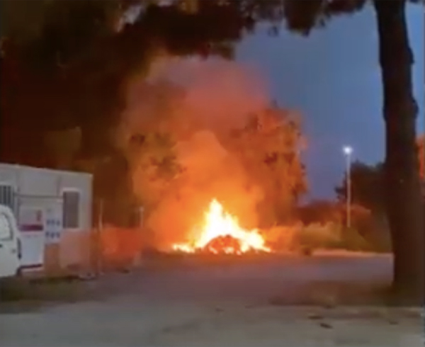 Incendio ai bordi del cavalcavia: corsa contro il tempo per domare le fiamme (VIDEO) 4