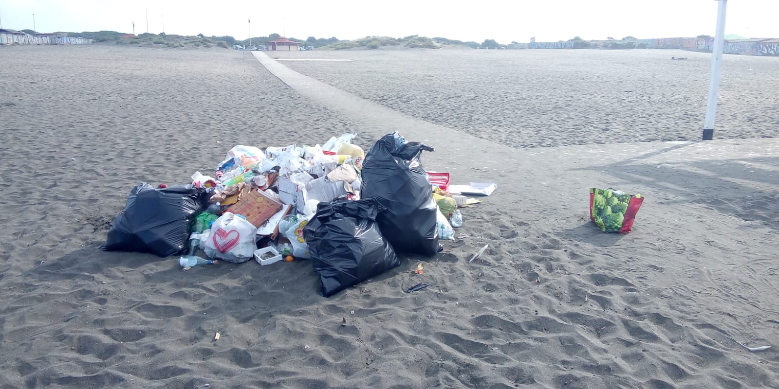 Ostia, la spiaggia libera del Campeggio sommersa di rifiuti: X Municipio latitante 1
