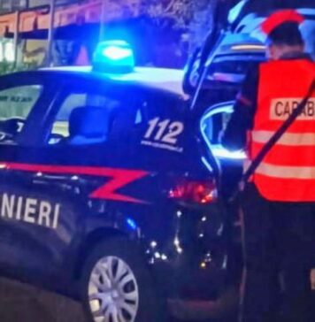 carabinieri impegnati in un controllo