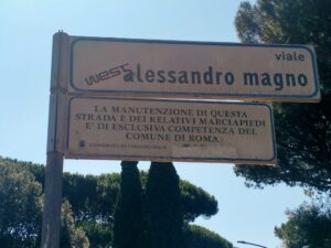 Via Cristoforo Colombo è una selva, fagocitati anche i semafori 2 Via Cristoforo Colombo è una selva, fagocitati anche i semafori 2