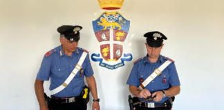 Carabinieri con le armi e il fucile di contrabbando e le targhe dei veicoli scoperti dalle forze dell'ordine
