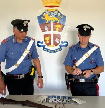 Carabinieri con le armi e il fucile di contrabbando e le targhe dei veicoli scoperti dalle forze dell'ordine