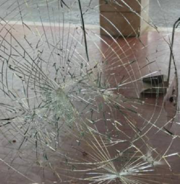 DEVASTATA-PIZZERIA-OSTIA-IL-TEMPIO-VETRATE-ROTTE-VANDALI-LADRI