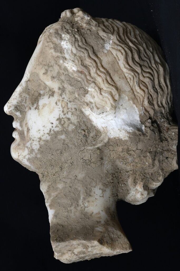 Roma, mistero sulla testa di marmo ritrovata a due passi dal Corso 2