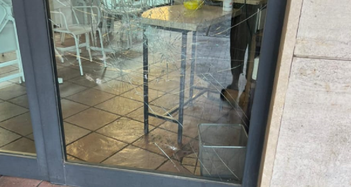 Ostia, vandali-ladri tentano di entrare nella pizzeria e la devastano: indagini in corso 2