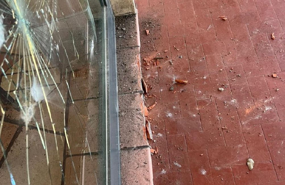 Ostia, vandali-ladri tentano di entrare nella pizzeria e la devastano: indagini in corso 1