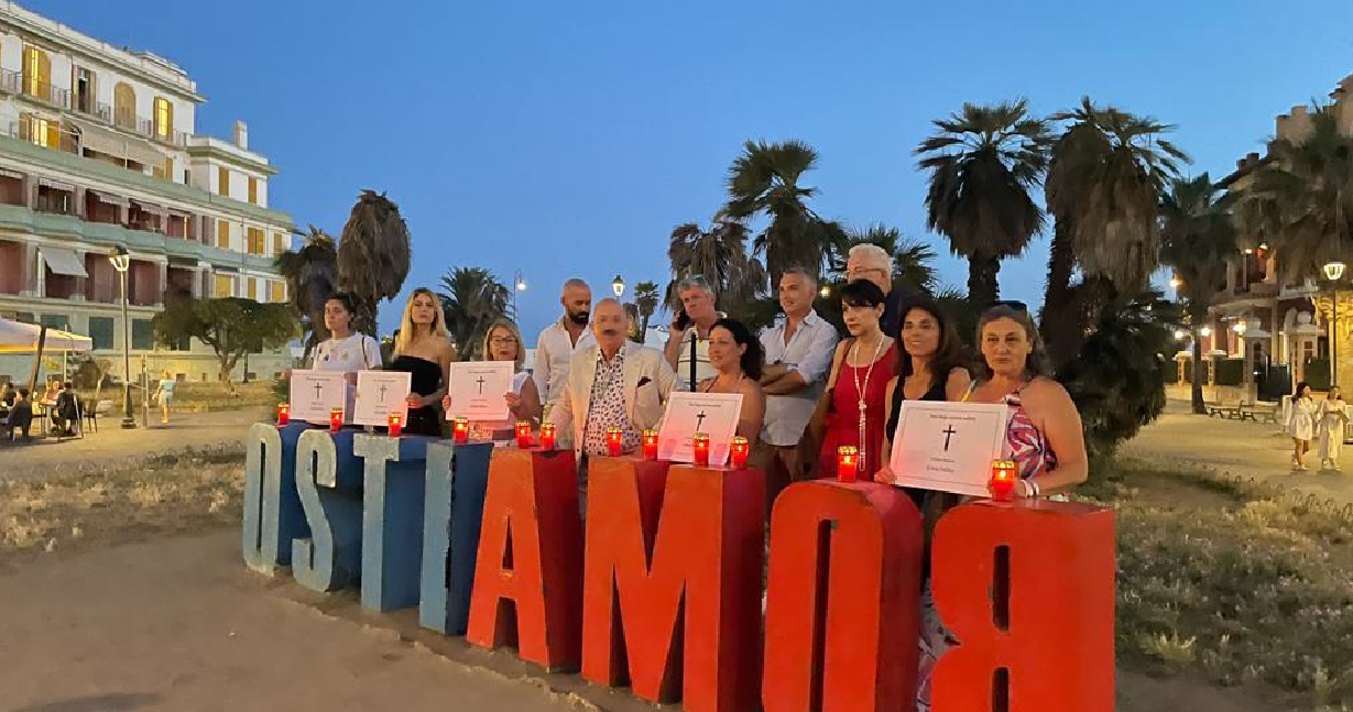 Foto commemora presenza in piazza commercianti associazione ostia per funerale di Ostia davanti scritta RomaOstia in piazza Anco Marzio 5 luglio 