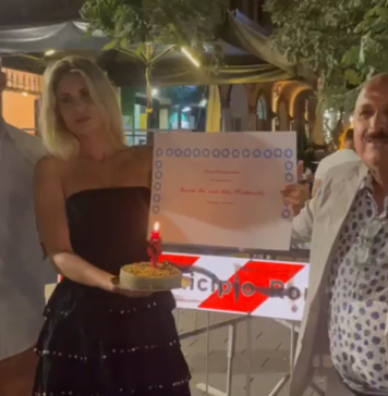 Foto che ritrae la rappresentanza della associazione commercianti mentre celebra con torte e candelina i tre anni della celebre buca aperta nel 2020 in viale dei Misenati