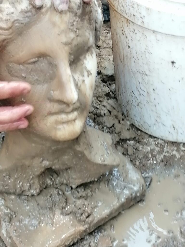 Roma, mistero sulla testa di marmo ritrovata a due passi dal Corso 1