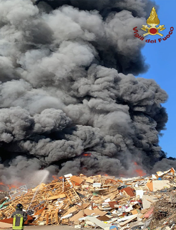 Ciampino, fiamme esplodono nell'impianto di rifiuti: paura per la nube tossica (VIDEO) 1