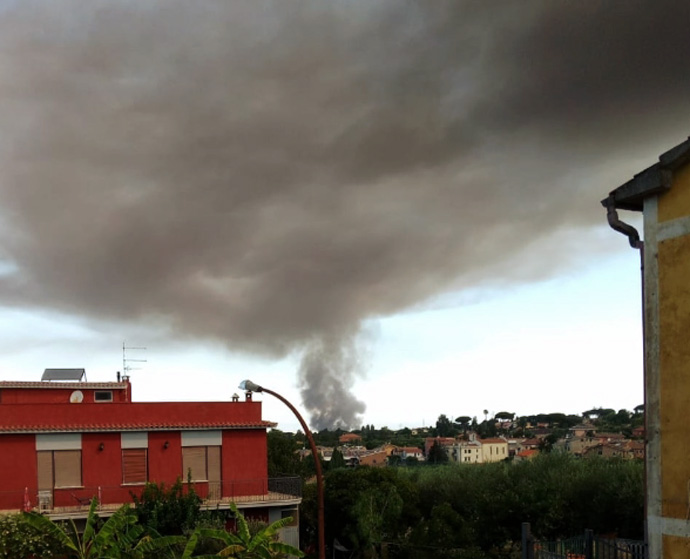Incendio a Ciampino, la sindaca avverte i comuni confinanti: "Attenti alla nube tossica" 3