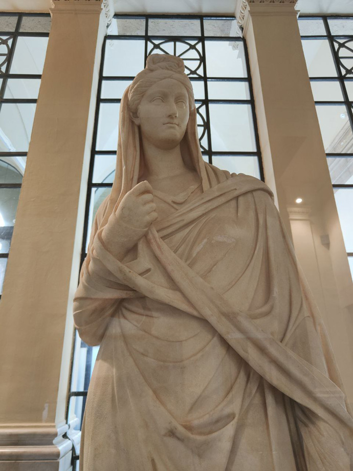 Roma accoglie la statua dell'imperatrice Vibia Sabina: nuova meraviglia nel tempio di Adriano. Le visite e l'esperienza multimediale 2