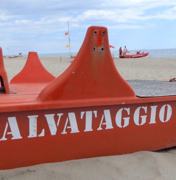 Bagnino salva due donne ad Ostia: erano state trascinate via dalla corrente