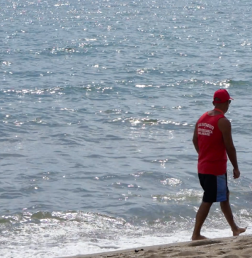 Ostia, buca in mare: bagnino salva padre e figlio risucchiati dalla corrente