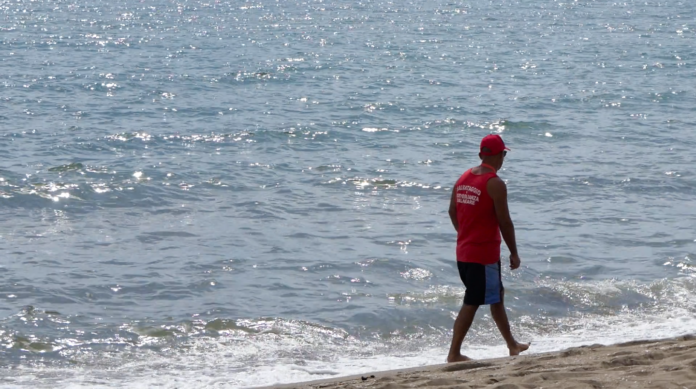 Ostia, buca in mare: bagnino salva padre e figlio risucchiati dalla corrente