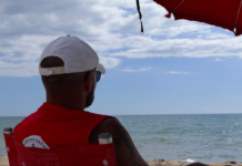 Bagnante rischia di annegare a Ostia: salvato dai bagnini del Gambrinus. L'episodio riaccende le polemiche sulla mancanza di salvataggio nelle spiagge libere
