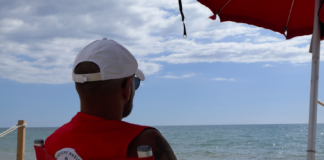 Bagnante rischia di annegare a Ostia: salvato dai bagnini del Gambrinus. L'episodio riaccende le polemiche sulla mancanza di salvataggio nelle spiagge libere
