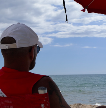 Bagnante rischia di annegare a Ostia: salvato dai bagnini del Gambrinus. L'episodio riaccende le polemiche sulla mancanza di salvataggio nelle spiagge libere