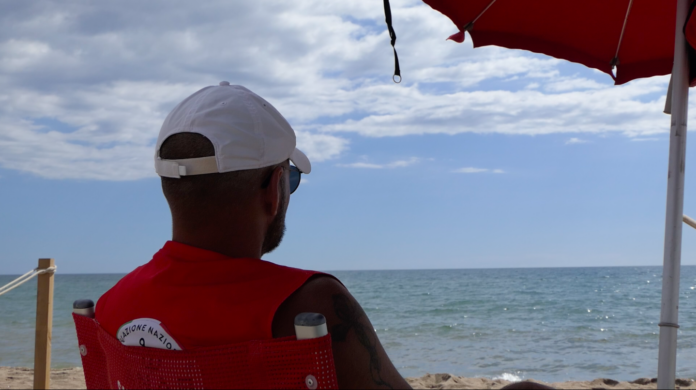 6 Bagnante rischia di annegare a Ostia: salvato dai bagnini del Gambrinus. L'episodio riaccende le polemiche sulla mancanza di salvataggio nelle spiagge libere