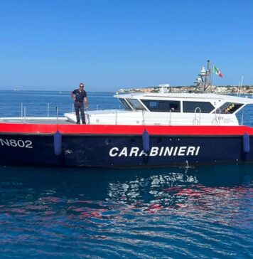 Civitavecchia, motovedetta soccorre imbarcazione a fuoco