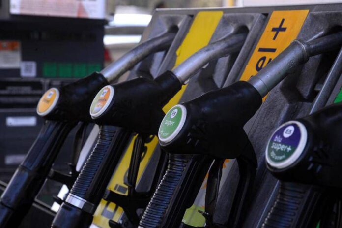 Carburanti, prezzi oggi in calo: sale solo la benzina in autostrada
