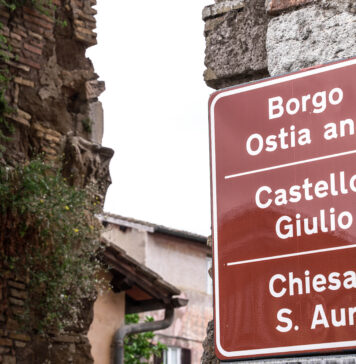 Ostia Antica borgo medievale insegna tabella stradale quartiere canaledieci