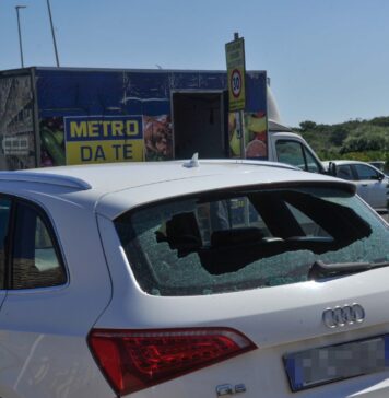 Ordigno contro lo stabilimento La Bussola. I danni sull'auto