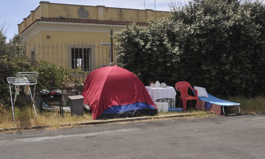 Ostia, baraccopoli su spiagge libere e giardini: nessuno li manda via