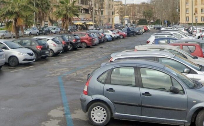 Ostia, turiste minacciate da parcheggiatore abusivo