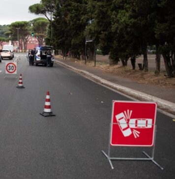 CIAMPINO-INCIDENTE-AUTO-RIBALTA-TRAFFICO-CAOS-GUIDATORE-FERITO