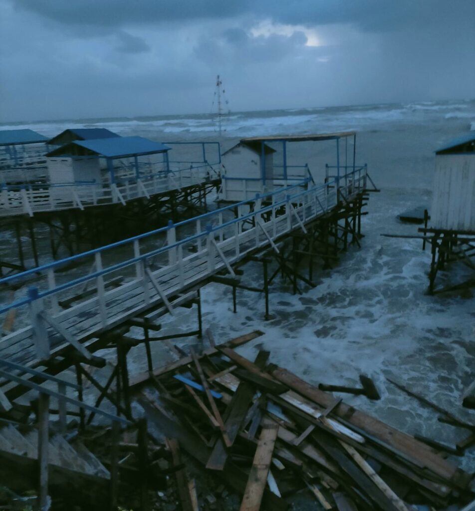 Mare in burrasca: danni agli stabilimenti balneari. E pure Nettuno cede alla tempesta (VIDEO) 2