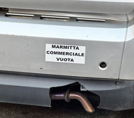 Furti di marmitte a Roma: spunta l'adesivo con il messaggio per i ladri 1