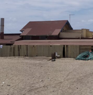 Ostia, baraccopoli su spiagge libere e giardini: nessuno li manda via