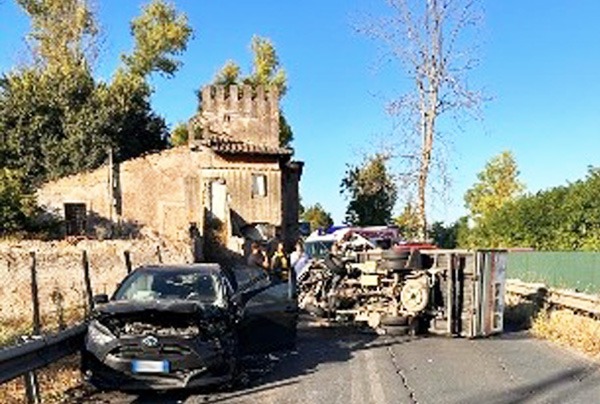 Impressionante incidente sulla via Ostiense, due mezzi coinvolti