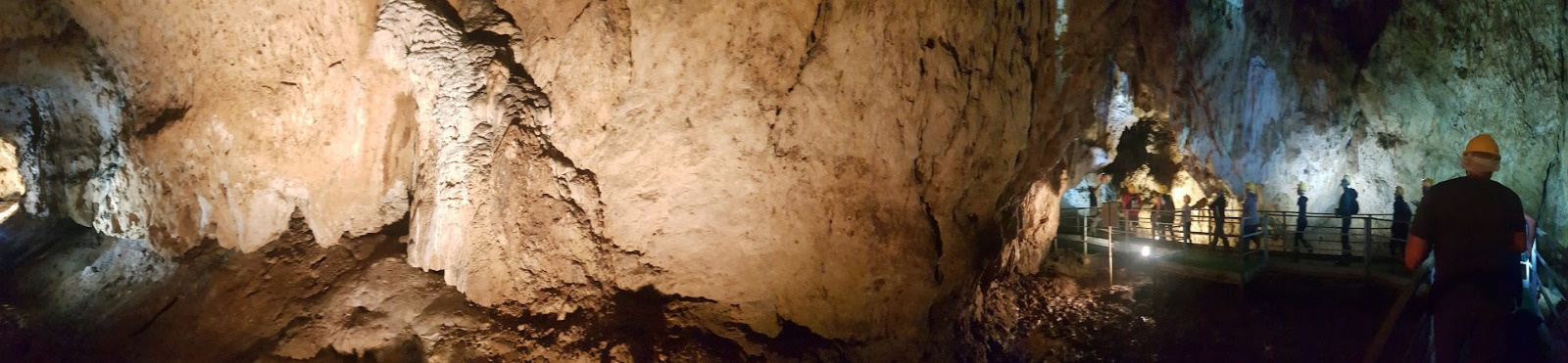 C'è una grotta sconosciuta alle porte di Roma con pitture rupestri e sculture naturali 1