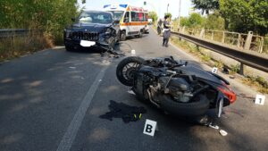 Via Ostiense: grave incidente tra auto e moto. Interviene l'eliambulanza, strada chiusa (VIDEO) 1