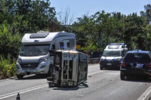 Via del Mare: automobile si ribalta in carreggiata, un ferito e traffico nel caos (VIDEO) 1