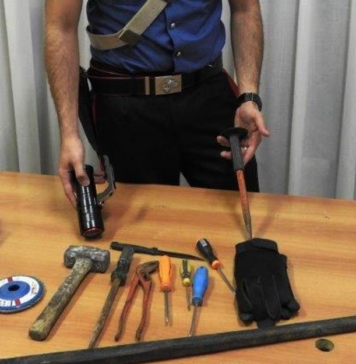 ROMA-ROMA-DENUNCIATI-PISTOLA-ARNESI-SCASSO-AUTO-