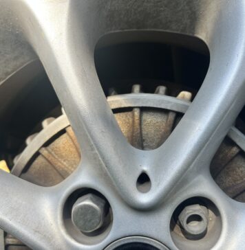 Ostia, razzia di pneumatici dalle auto in sosta: come difendersi