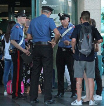 Aeroporto di Fiumicino, tentano di rubare cosmetici e profumi: denunciati