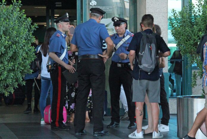 Aeroporto di Fiumicino, tentano di rubare cosmetici e profumi: denunciati